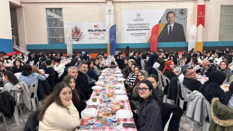 Çağlayan iftarda gençlerle bir araya geldi