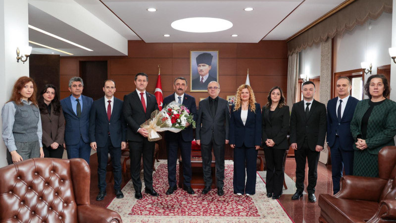 Defterdar ve beraberindekiler Vali Hacıbektaşoğlu'nu ziyaret etti.