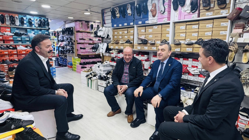 AK Parti heyeti esnafları ziyaret etti