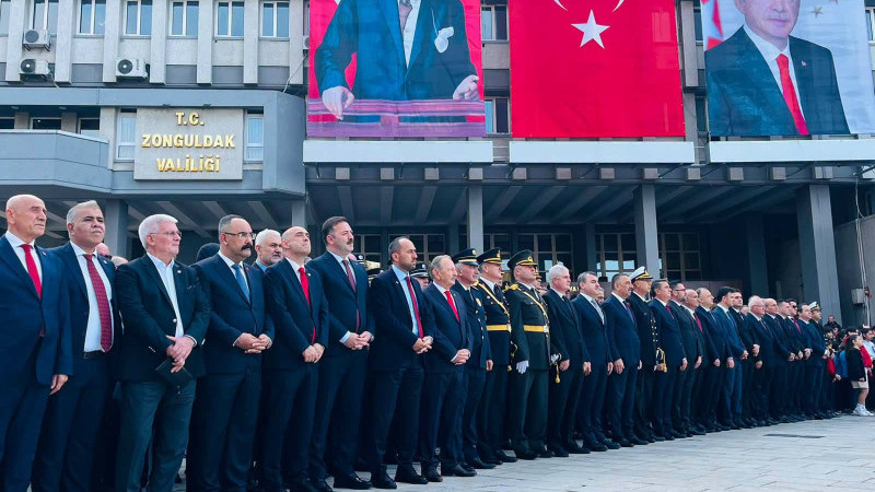 Atatürk Anıtına çelenk konuldu 